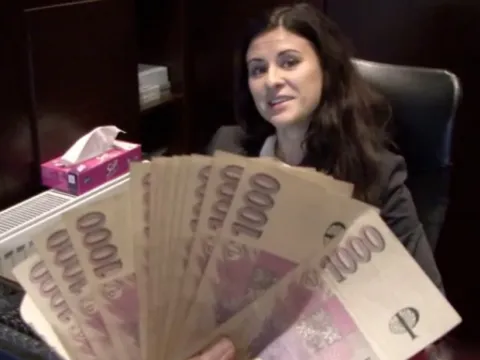 Мужчина уломал девушку с рецепшина потрахаться с ним прямо на её рабочем месте