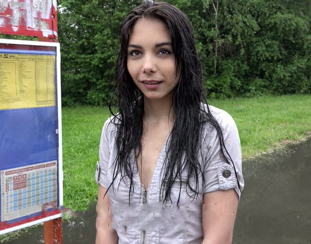 Незнакомец развел русскую телку на секс у нее дома